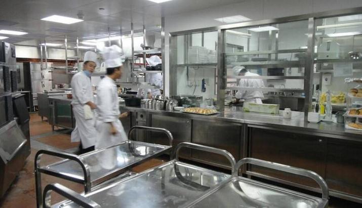 原料環(huán)保施雙壓 中小型商用廚房設備行業(yè)負擔重