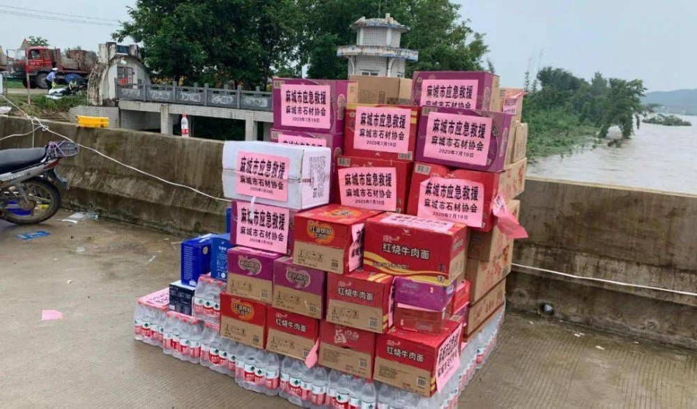 麻城發生重大塌方險情！麻城石材人無償運送5000方石材荒料進行拋石固腳！點贊！