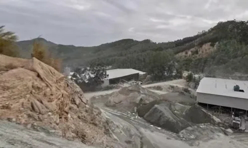 福建泉州磊秀石材涂嶺礦山照證到期本應復墾復綠，為何仍晝夜釆挖
