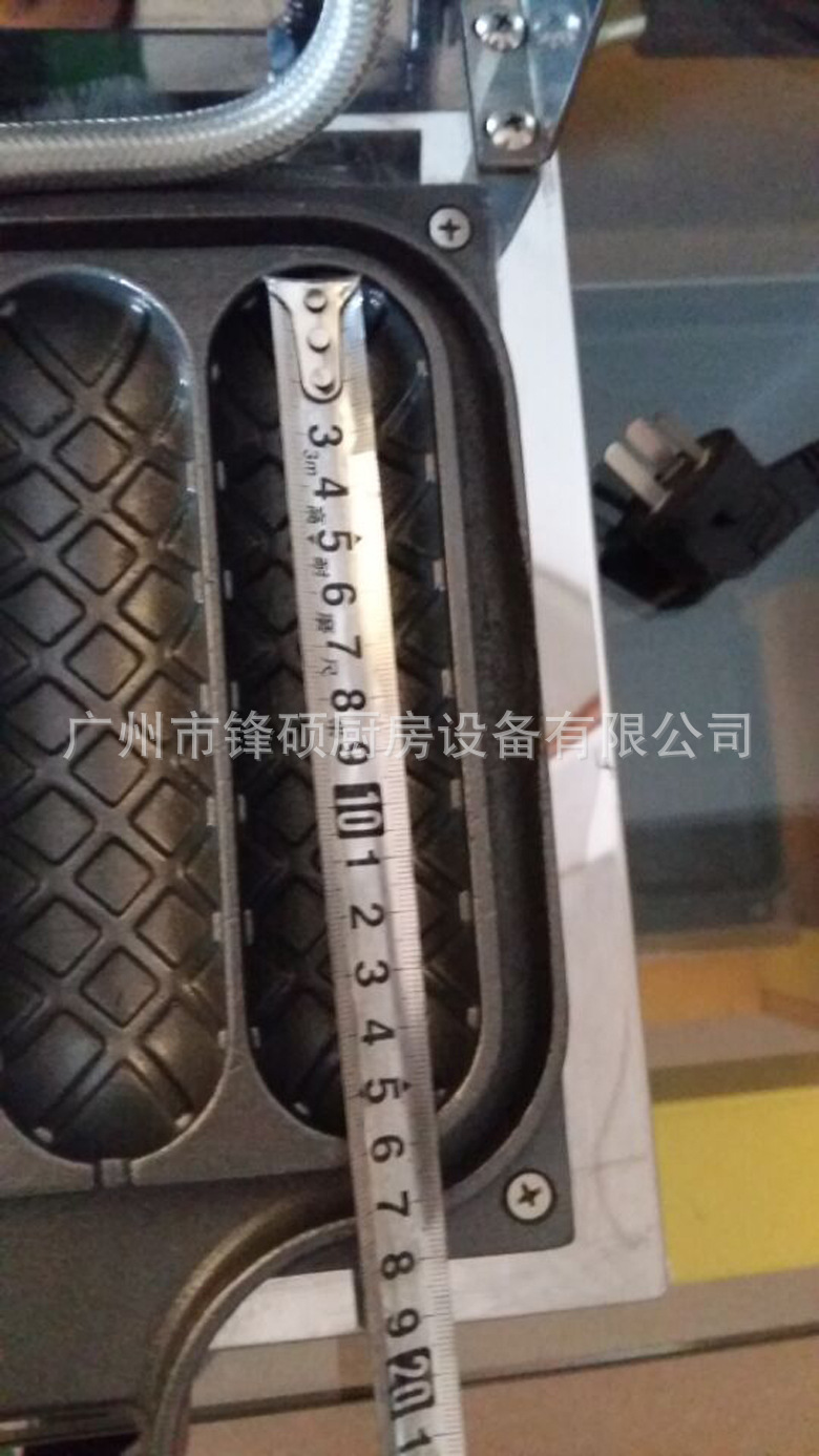 現(xiàn)貨直銷鋒碩四格香酥機(jī)熱狗棒機(jī)脆皮夾心玉米棒機(jī)商用小吃設(shè)備