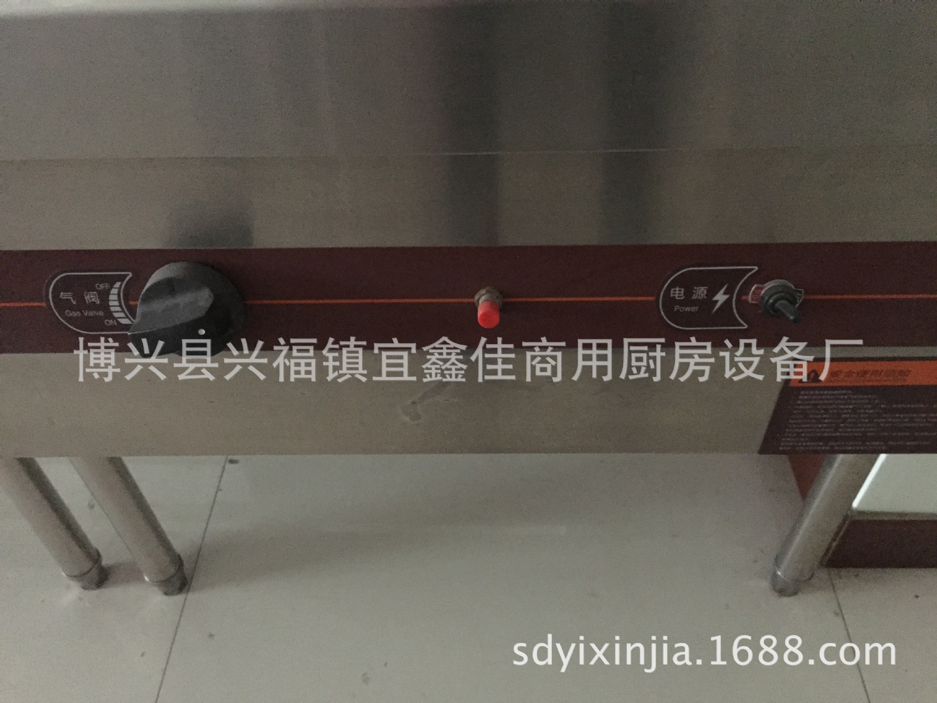 供應(yīng)不銹鋼快速炒灶/快餐炒菜爐/節(jié)能燃?xì)獬丛?單頭雙頭燃?xì)獬丛? /><br><br><br>本產(chǎn)品使用低壓閥、特殊的爐頭設(shè)計(jì)及功率只需100W的風(fēng)機(jī)，令氣體燃燒效率達(dá)到99%，比普通炒爐節(jié)能50%以上，相對同類產(chǎn)品本炒爐更加操作方便，調(diào)節(jié)火力無需調(diào)整風(fēng)門，因而得名“傻瓜”炒爐，絕對令您使用放心，省心省錢！</p><p>低廉的使用成本：每小時(shí)5-10元</p><p>正常大火情況下單眼耗氣量</p><p>(液化氣：1.7KG/H 天然氣2m3/H)</p><p>價(jià)格低廉，維護(hù)方便，可拆裝。</p><p>咨詢電話:13561532000</p><p>QQ:1647173767</p><p>關(guān)于運(yùn)費(fèi)：我司網(wǎng)站上面所有產(chǎn)品價(jià)格都不包含運(yùn)費(fèi)，因?yàn)榭腿怂诘貐^(qū)不一，購買數(shù)量不一，而不同產(chǎn)品重量和體積也不一，所以我們網(wǎng)上的價(jià)格都不不包郵，本著“怎么便宜怎么配發(fā)的原則”，麻煩您下單后先聯(lián)系客服，客服會根據(jù)您的訂單體積(輕貨)或重量(重貨)建議您快遞或物流，經(jīng)您同意后再發(fā)貨！</p><p>發(fā)物流一般是到付提貨,貨運(yùn)公司由客戶指定或由我們聯(lián)系，在發(fā)貨前我們會跟貨運(yùn)公司和客戶確認(rèn)好相關(guān)運(yùn)費(fèi)再發(fā)貨！</p><p>關(guān)于發(fā)票：我廠所有產(chǎn)品報(bào)價(jià)都是出廠價(jià)不含稅和運(yùn)費(fèi)，客戶沒有特別說明的情況下只提供收據(jù)或發(fā)貨清單，不提供發(fā)票，如需開票，費(fèi)用另算，具體聯(lián)系我們。</p><p>付款方式：款到發(fā)貨</p><p>售后服務(wù)：所有產(chǎn)品均保修一年，終身免費(fèi)維修，一年后成本價(jià)提供零件</p><p><br><br><br><br><br><br><br><br></p> <ul> </ul><br />
<ul class=