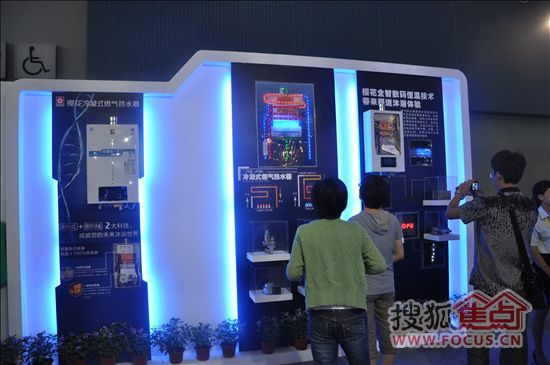 消費者參觀產(chǎn)品