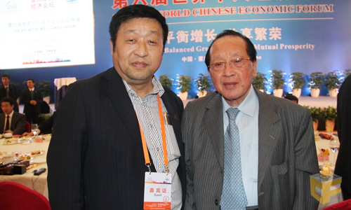 四川廚房用具行業(yè)協(xié)會會長鄭保華先生參加第六屆世界華人經(jīng)濟(jì)論壇