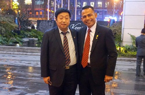 四川廚房用具行業(yè)協(xié)會會長鄭保華先生參加第六屆世界華人經(jīng)濟(jì)論壇