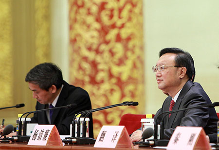 十二屆全國人大一次會(huì)議在人民大會(huì)堂三樓金色大廳舉行記者會(huì)，圖為外交部部長楊潔篪答中外記者問。