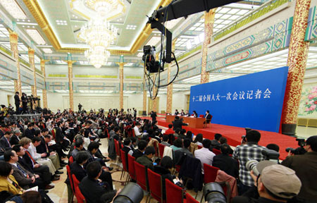 十二屆全國人大一次會(huì)議在人民大會(huì)堂三樓金色大廳舉行記者會(huì)，圖為外交部部長楊潔篪答中外記者問。