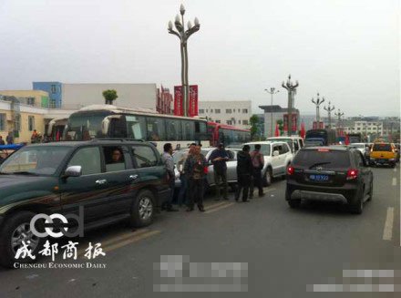 【地震快訊】緊急呼吁！蘆山通往太平、龍門災區唯一出口被車堵死